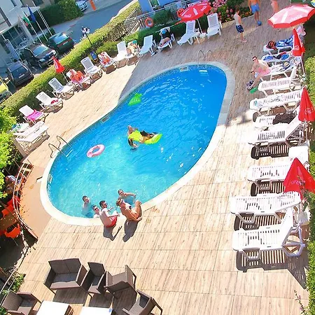 מלון דירות Favorit 3*