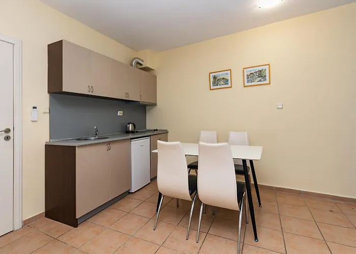 Favorit 公寓式酒店 3*