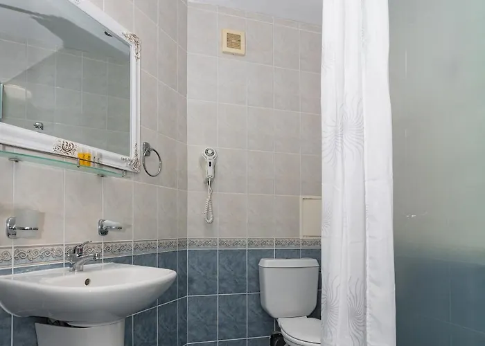 Favorit 公寓式酒店 3*