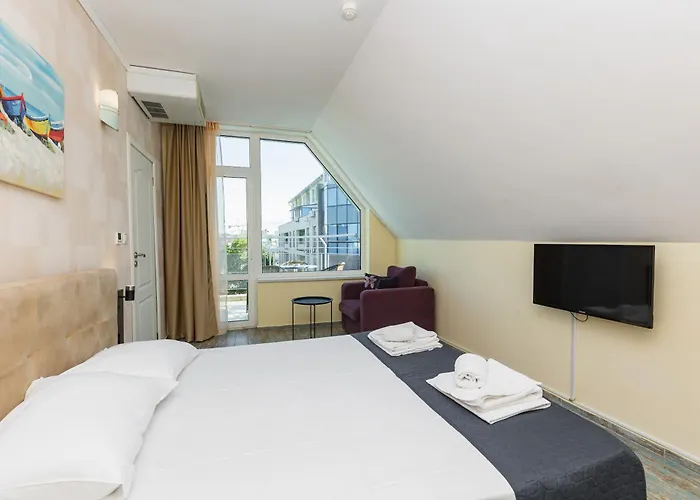 Favorit 公寓式酒店 3*