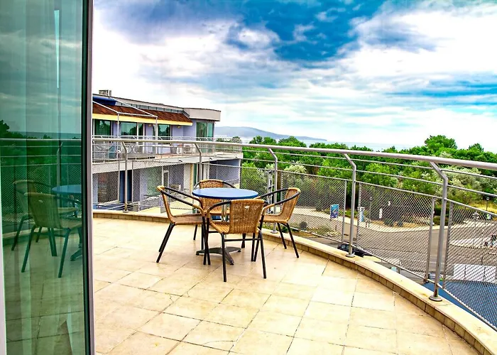 Favorit 公寓式酒店 3*